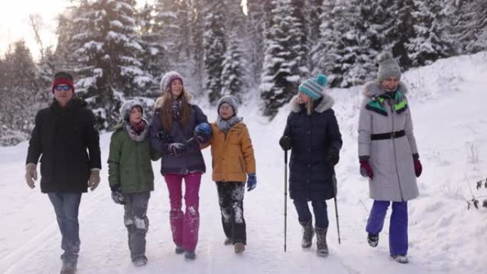 多代家庭喜欢在冬季森林徒步旅行。