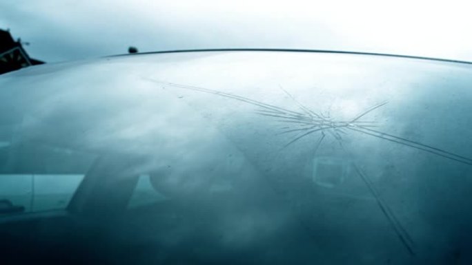 损坏的汽车挡风玻璃需要更换