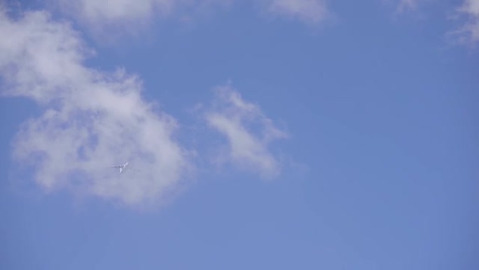 飞机在蓝天中的云间飞翔