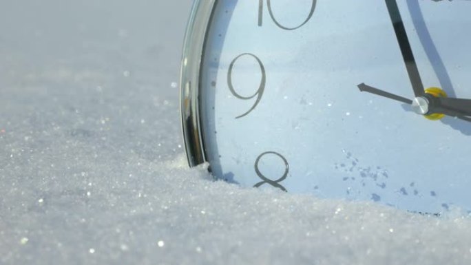 时间流。冬季森林雪地上的模拟时钟。延时。概念