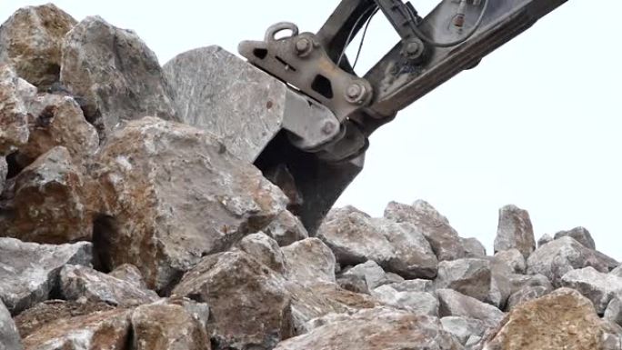 铲车在建筑工地上搬运岩石