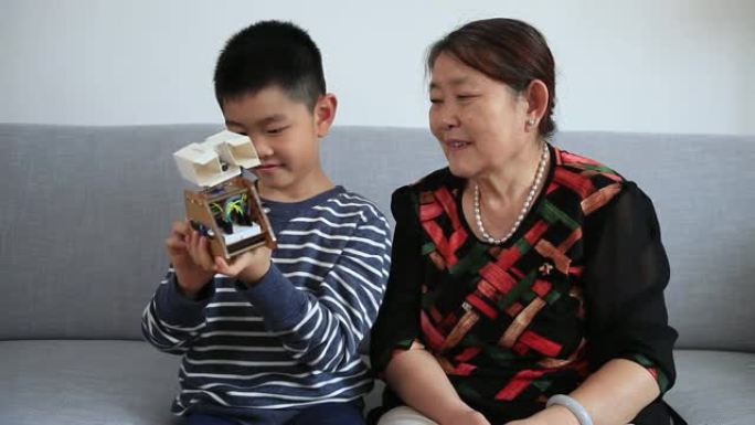 孙子向祖母展示自制机器人