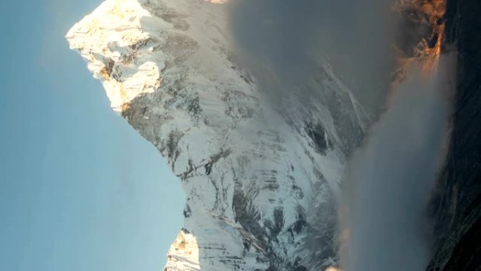 Ama Dablam (6856m) 在尼泊尔昆布地区的Dingboche村附近的山峰，在通往珠穆朗