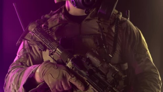 一名穿着现代化装备、戴着防毒面具的士兵手里拿着一支步枪。现代世界的战争概念
