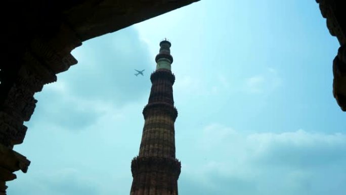 从古代结构的石柱看Qutub Minar。
