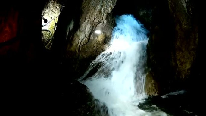洞穴内的自然瀑布