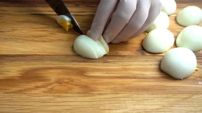厨师在砧板上切鸡蛋。