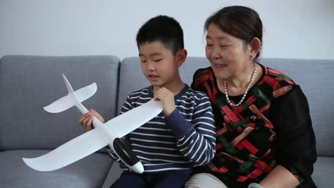孙子向祖母展示飞机模型