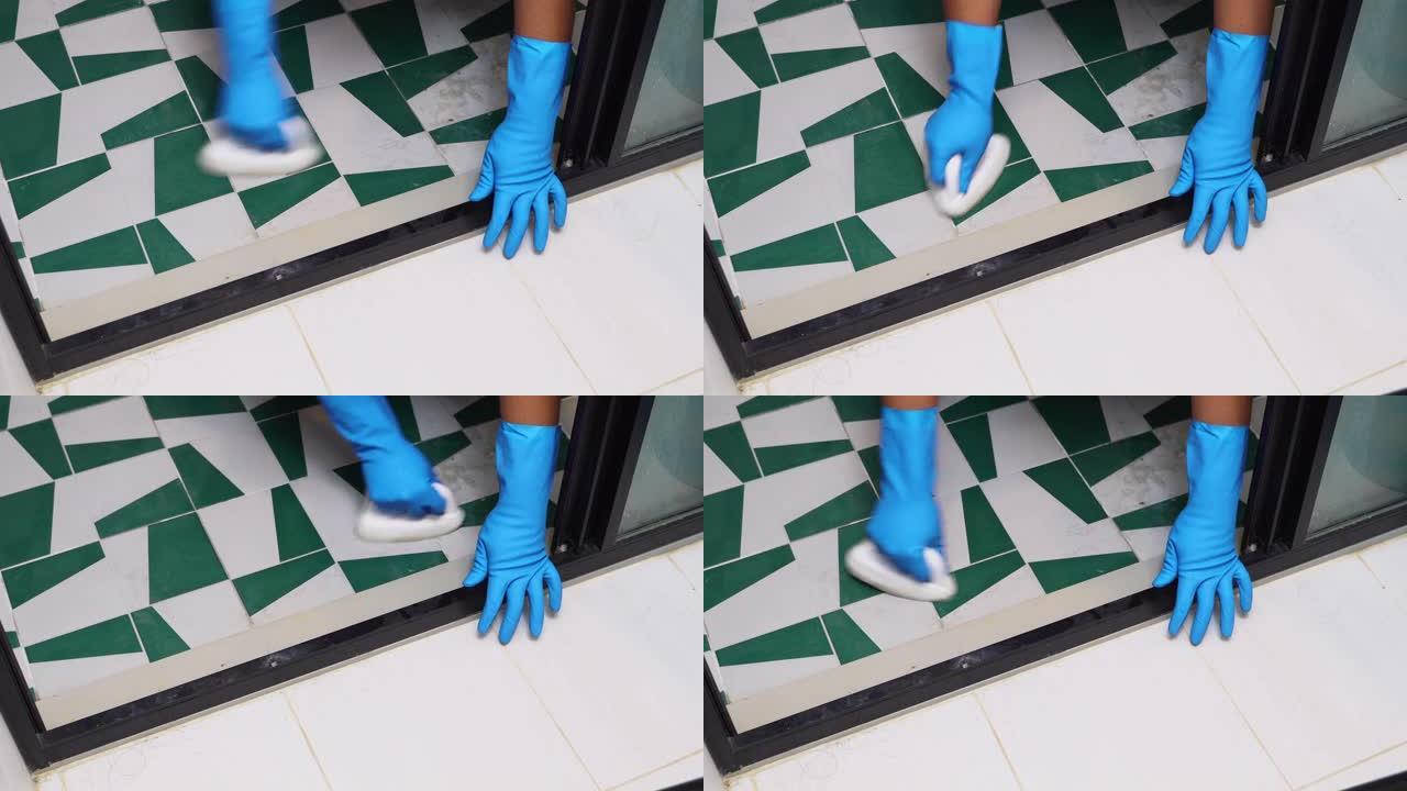 浴室用百洁布清洁摩擦脏瓷砖地板