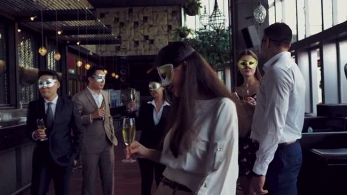 多民族商人的派对花式面具，他们在晚上庆祝城市的一个场合时一起喝香槟。