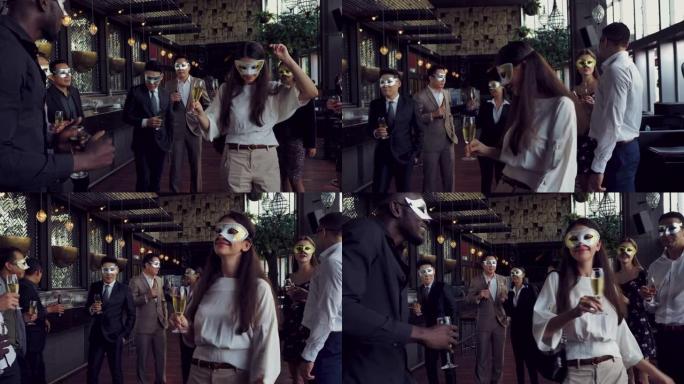 多民族商人的派对花式面具，他们在晚上庆祝城市的一个场合时一起喝香槟。
