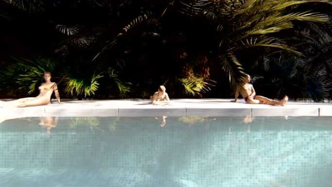 美丽的游泳池，有沐浴的人，在晴朗的晴天在一个失落的热带岛屿上。逼真的3D动画。