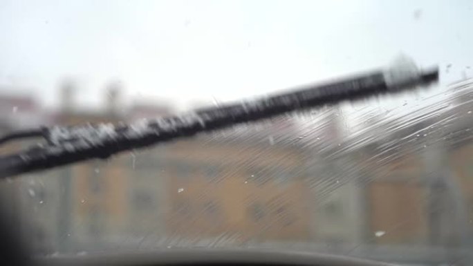 挡风玻璃雨刮片在冬季以慢动作清除挡风玻璃上的积雪