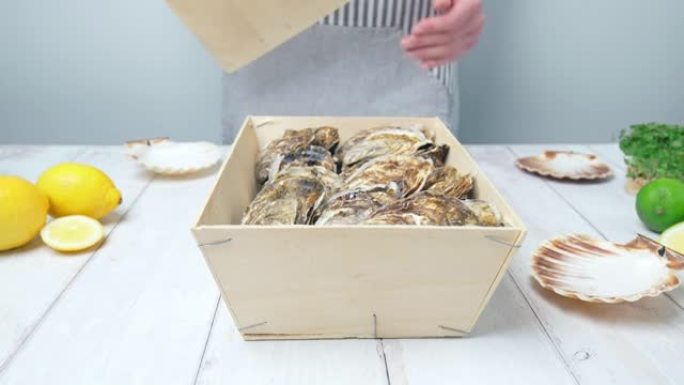 在4k的桌子上打开一个装满新鲜苏格兰牡蛎的木箱。