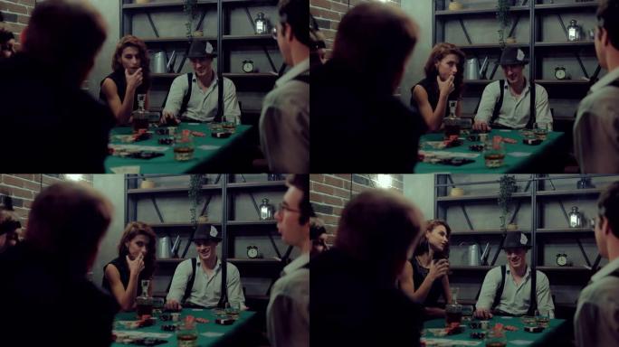 戴着帽子和背带的家伙高兴，微笑着用手指敲桌子。有钱人玩扑克。