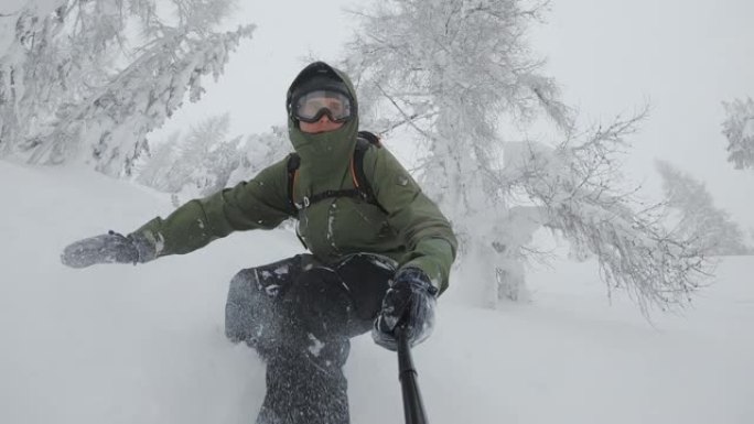 滑雪者溅雪，消失在一片白雪中。冬季仙境。