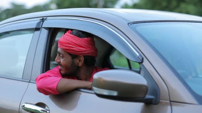 拥有新车的年轻印度农民