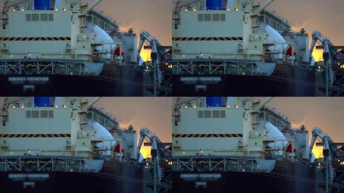 LNG (液态天然气) 油轮。液化天然气运输船码头
