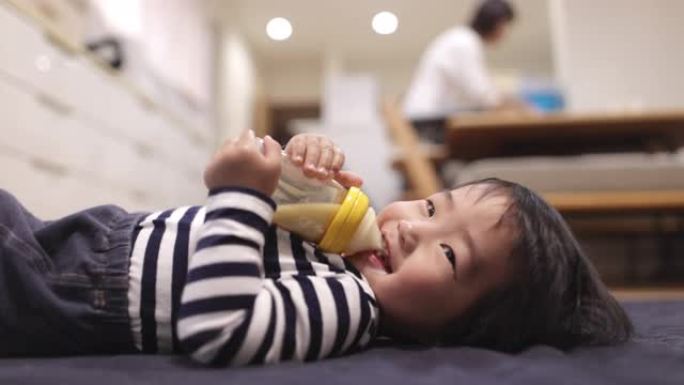 男婴自己喝牛奶小宝宝小孩子玩乐喝奶