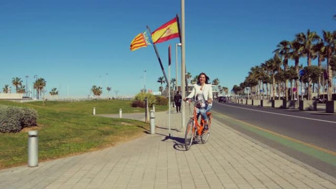 女人在西班牙瓦伦西亚市骑自行车。