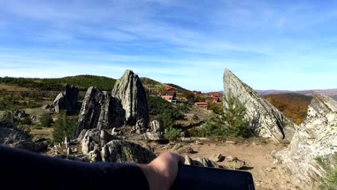 hikker在具有天然岩层的山区岩石路径中进行GPS信号搜索