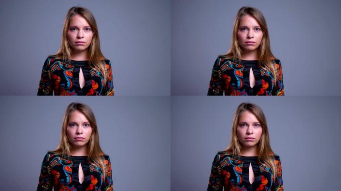 年轻高加索女性直视相机的特写肖像，面部表情中性