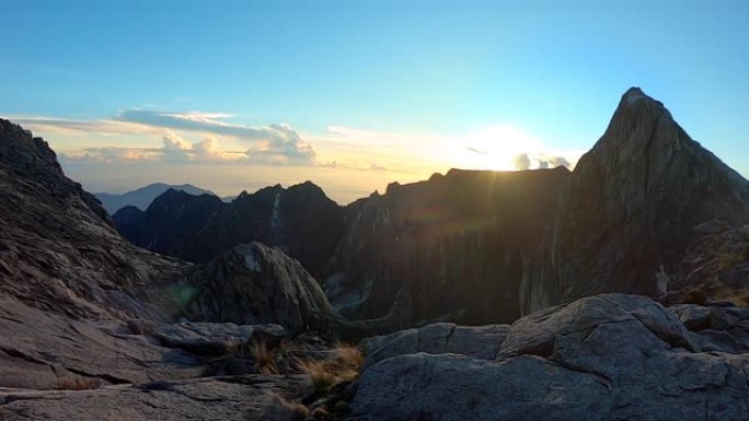 攀登基纳巴卢山。