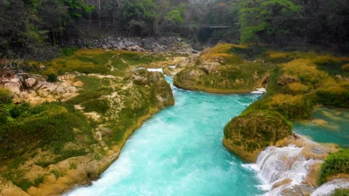 墨西哥恰帕斯州拉斯努贝斯瀑布的美丽色彩