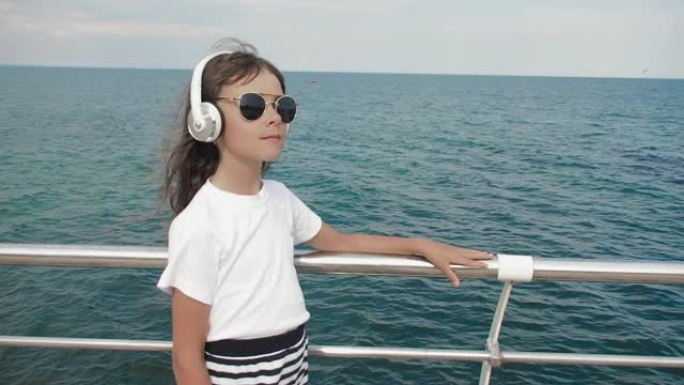 女孩摇着头在码头上的音乐节拍。
