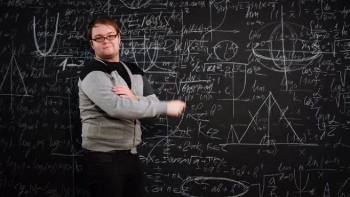 教授在黑板上写满数学公式的方程式，手指微笑着
