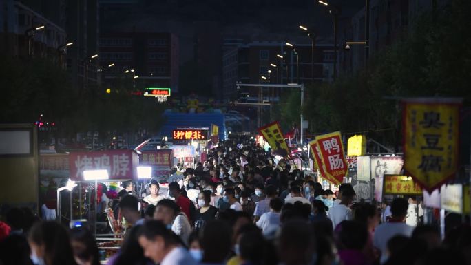 繁华的夜市人潮汹涌的人群