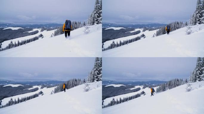 一位游客在山上的雪中漫步。