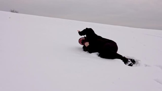 徒步旅行者跌入雪地，瑟瑟发抖