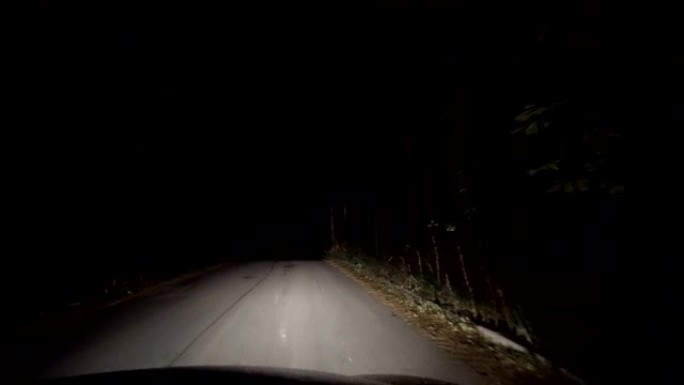 空旷的乡村公路POV晚上开车
