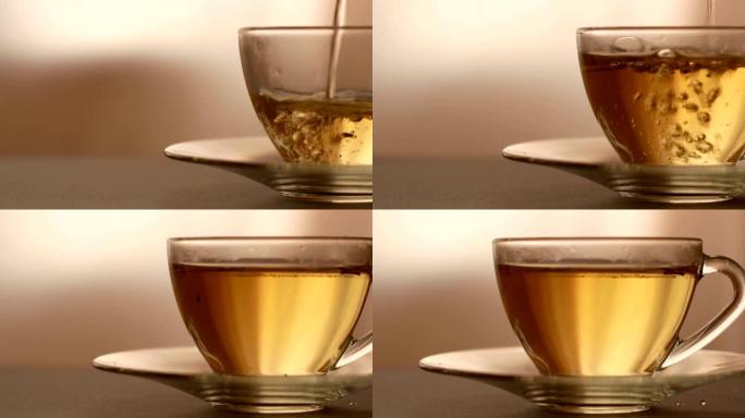 多莉·肖尔，倒茶。将茶倒入玻璃透明茶杯中。喝茶时间。透明玻璃茶壶和茶杯。