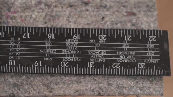 专业木匠测量切割的第一个纤维层。填充和填充软垫家具技术