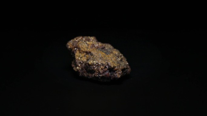 钙铁石榴石矿物标本
