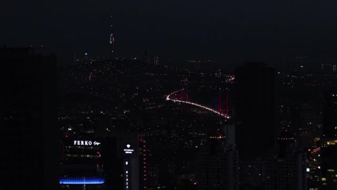 从高处欣赏伊斯坦布尔夜景。