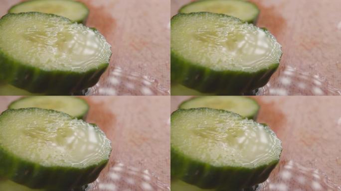 纯净水滴落在切成薄片的成熟黄瓜上