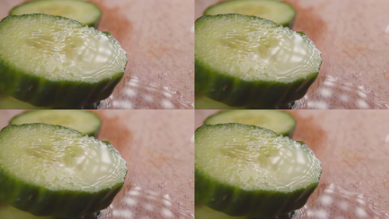 纯净水滴落在切成薄片的成熟黄瓜上