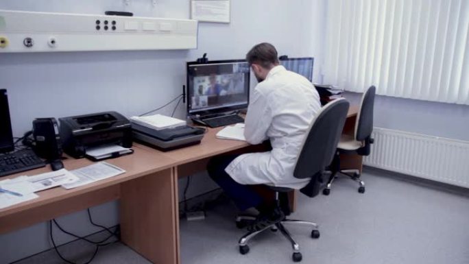 医生与同事的视频会议。