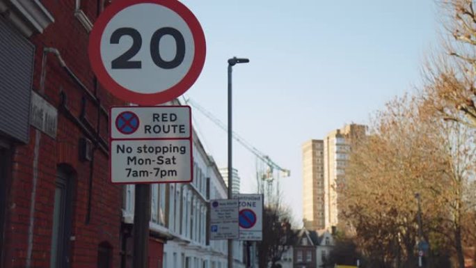 4k交通道路标志的最高速度限制为每小时20英里。