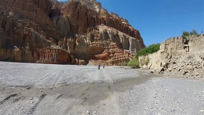 摩托车手沿着喜马拉雅河谷骑行