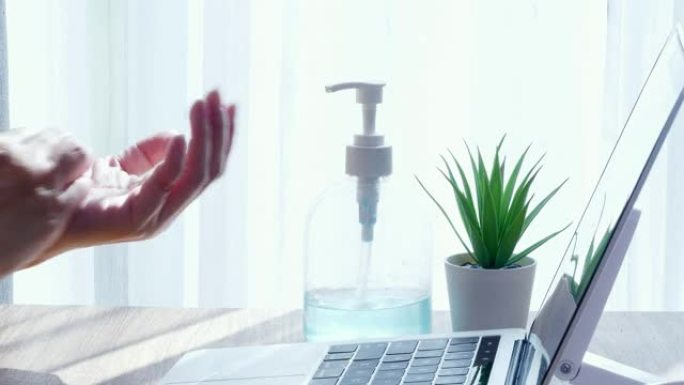 新型冠状病毒肺炎期间工作前用酒精凝胶或喷雾清洁双手，健康的生活方式概念。
