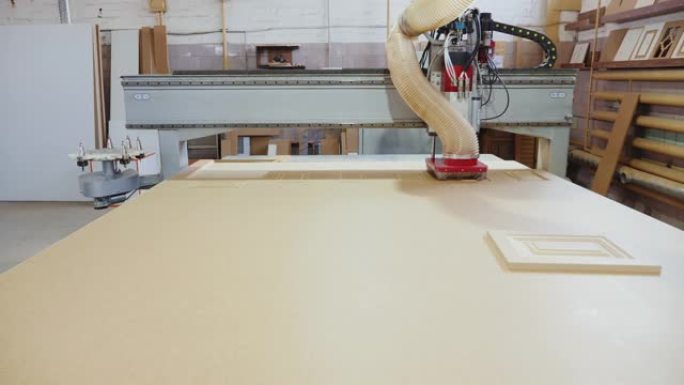 带数控的现代木工机床。家具生产