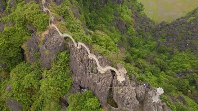 在越南北部的旅游胜地Ninh Binh，在大理石山顶Mua Cave山的小庙和龙的空中拍摄。去越南旅
