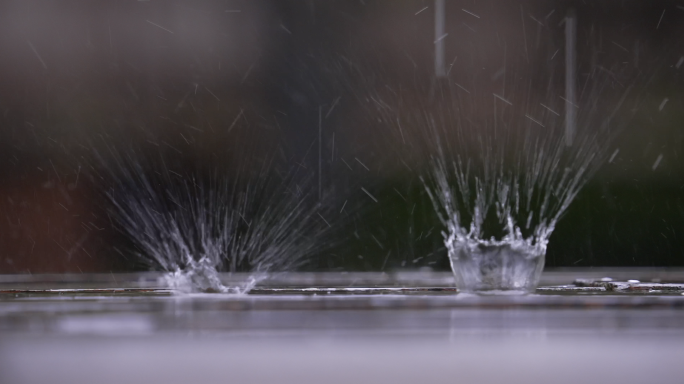 4K雨水落在木板上溅起的水花升格空镜