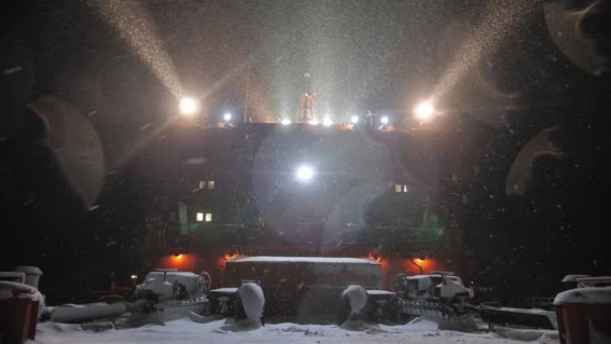 核破冰船甲板在夜间航行。降雪