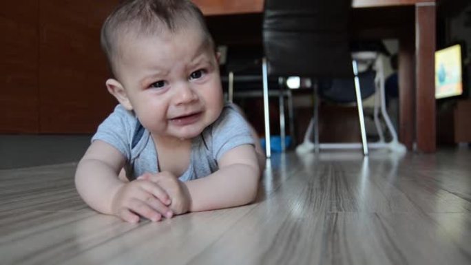 跟踪镜头，可爱的六个月大的男婴厌倦了肚子蒂米开始哭。