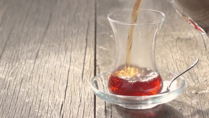 从茶壶中倒出的土耳其红茶，传统的热饮